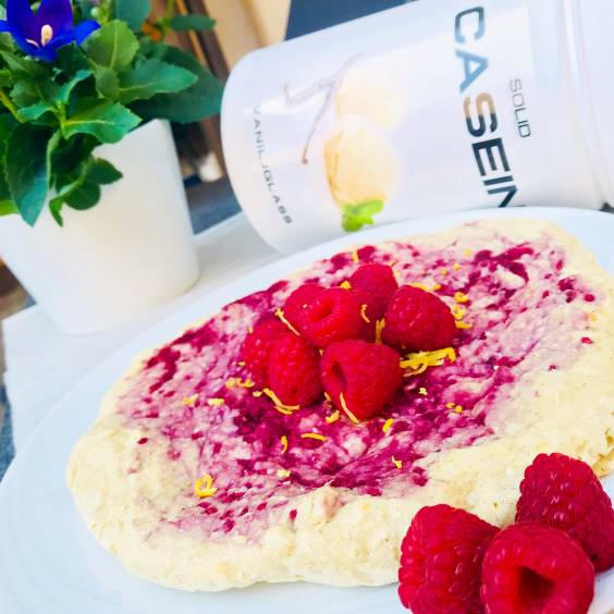 Citron- och hallonproteinkaka