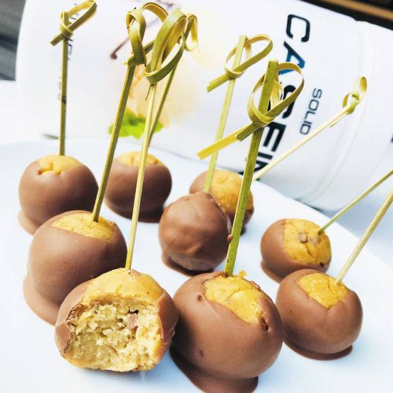 Protein-kakdegsbollar på kikärtor