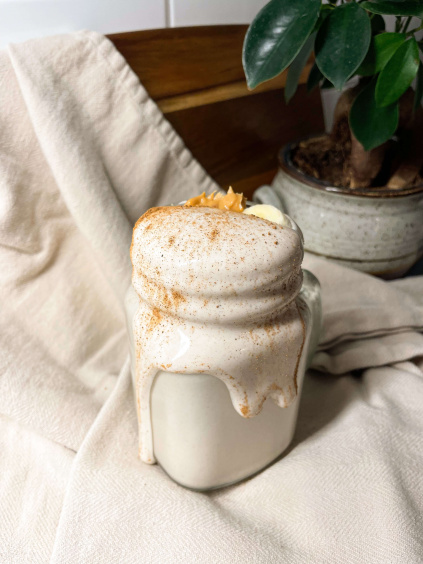 Banan-, kanel- och jordnötsshake