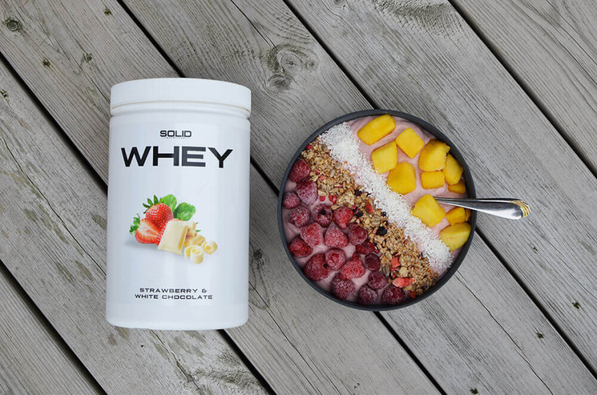 Smoothiebowl med smak av jordgubbar, mango och vit choklad